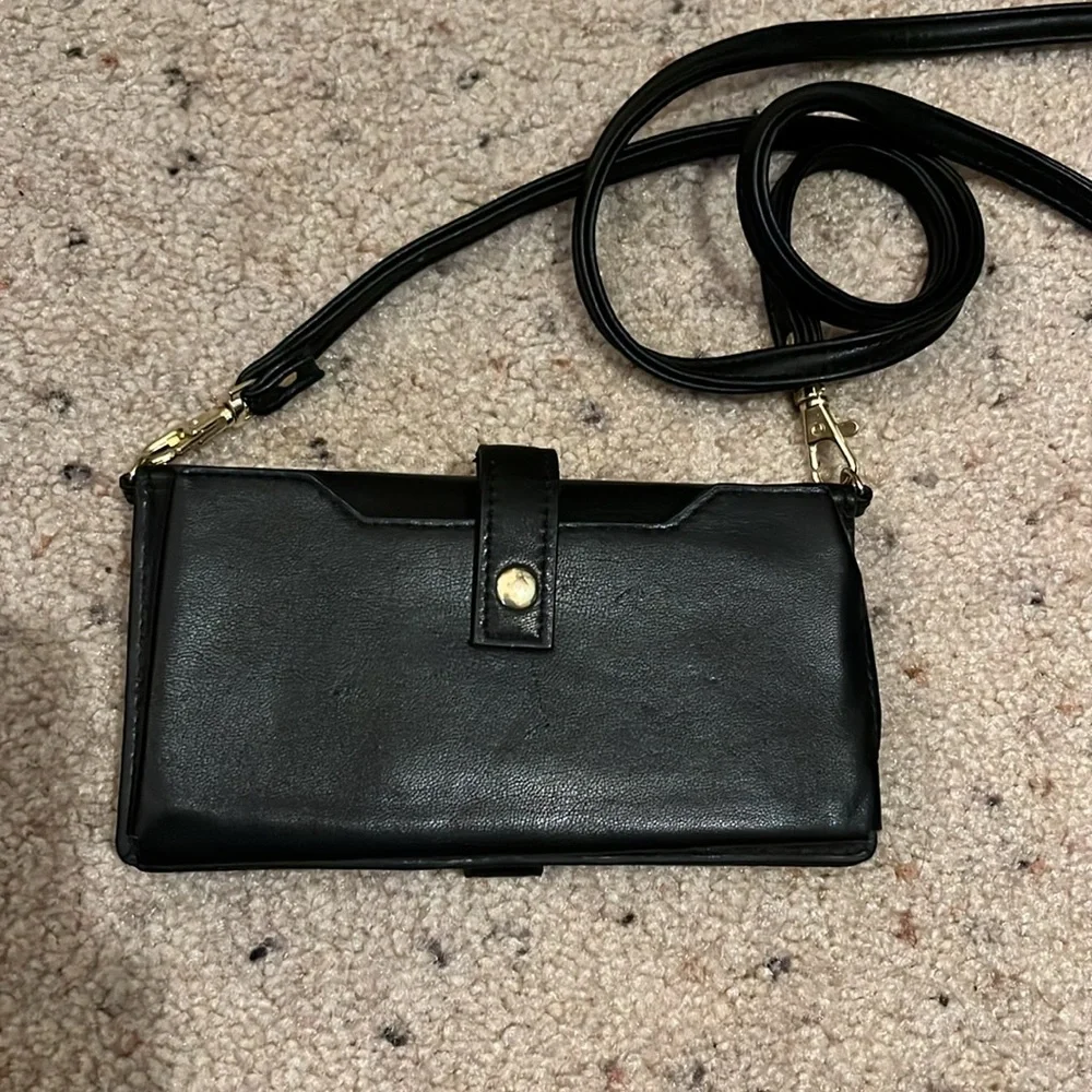 Adrienne Vittadini Crossbody clutch with charging dock